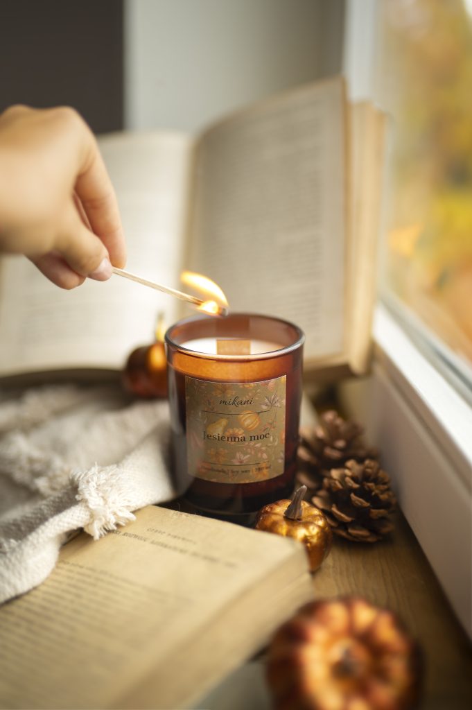 Jak prawidłowo palić świecę sojową? 5 zasad, które warto znać 1 jak palić świecę sojową – palące się świece sojowe Mikani Candles