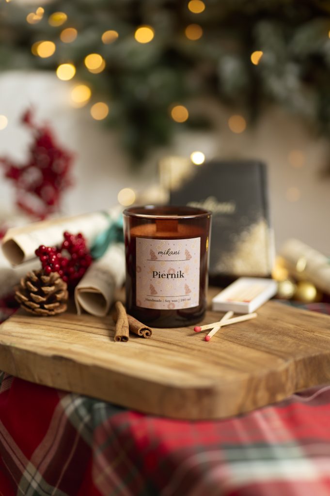 świeca sojowa piernik czarne szkło korzenny zapach drewniany knot Mikani