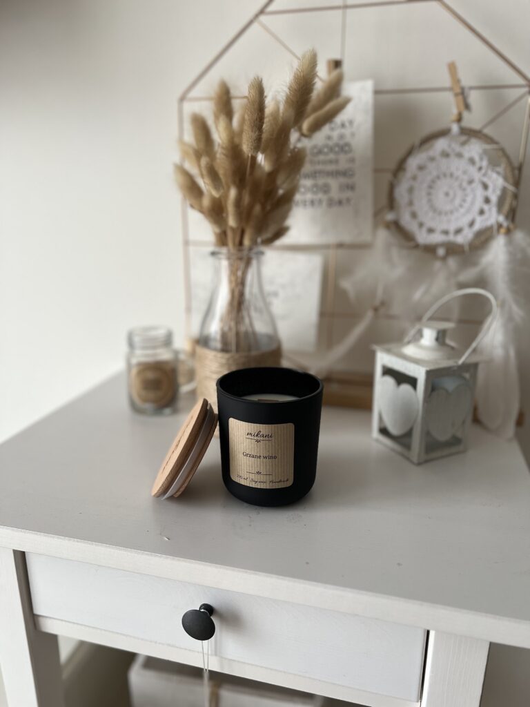 Świece sojowe vs parafinowe — co wybrać? Poznaj kluczowe różnice 2 świece sojowe vs parafinowe — naturalna świeca sojowa z drewnianym knotem Mikani Candles